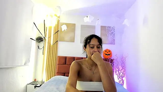CataleiaLatin - NAKED AND PLAY WITH FINGERS