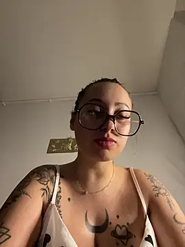 Queenlo_xxx - gagne 2 vidéos baise🔥