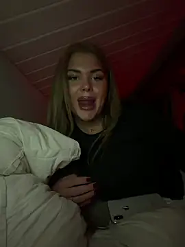 MileaSbaby - Suger på en dildo