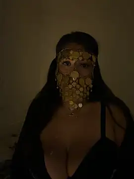 NiaBeurette - Plug dans mon cul