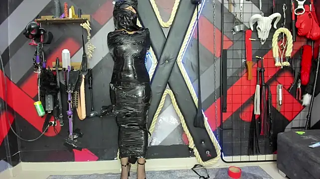 BDSM_PERLA - brushing the clitoris with toothpaste