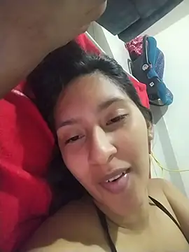 LauraMontaii - enseño la pussy y le doy masaje