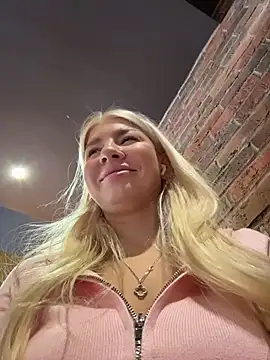 NewLale - Show tits