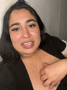 Kittynoir_Chile - Abro mi culito con el lush😼