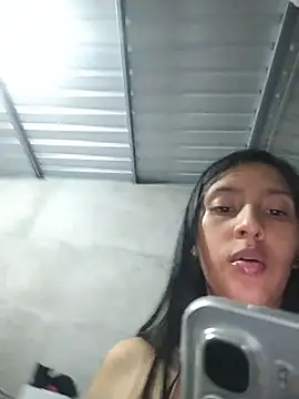 LauraMontaii - enseño la pussy y le doy masaje