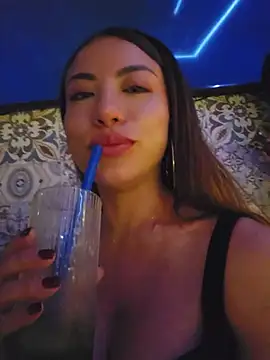 Karen_San_Miguel - Play nipples in public + hot video🥵