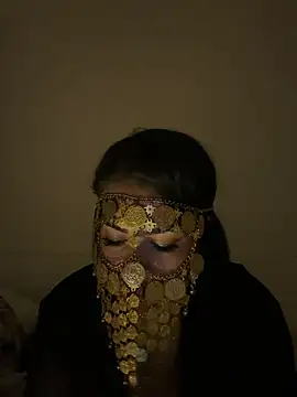 NiaBeurette - Plug dans mon cul