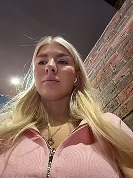 NewLale - Show tits