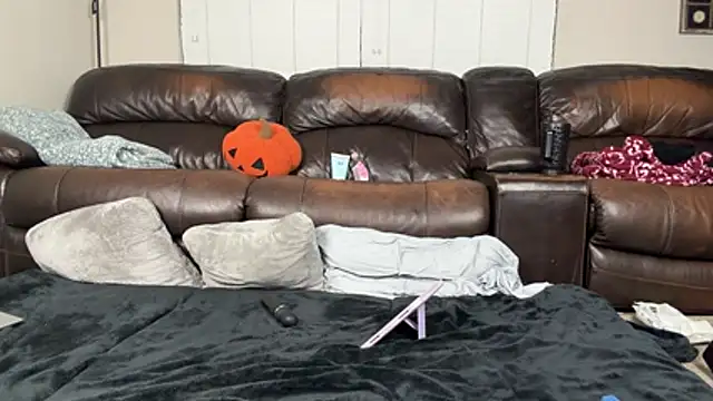 BellaBaeLoves2Play - Eat the Kitty