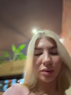 NewLale - Show pussy