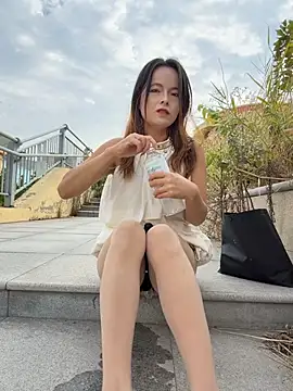 Wangxiaoyaya - 穿短裙灌满肚子塞肛塞尾巴户外