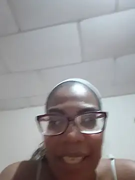 Emaluna26 - Quitarme toda la ropa y bialar sexy