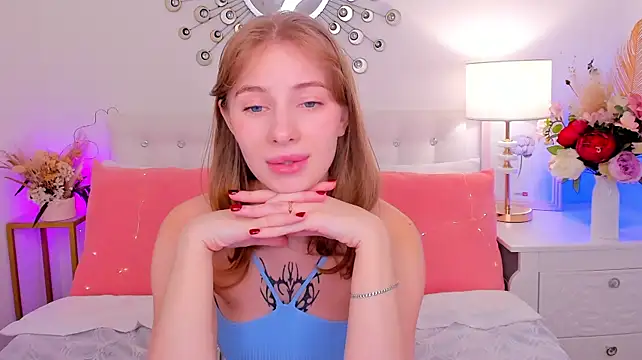 EricaLow - show boobs