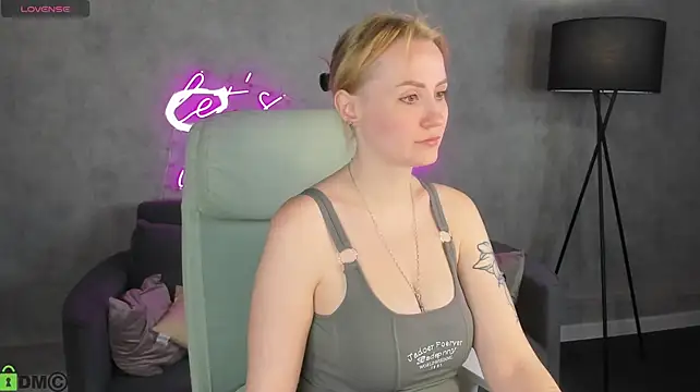 Jooyce_Howward - posa doggy in panty