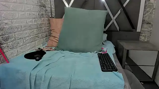 YanetRose - Two fingers up the ass