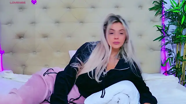 AriannaSins - warm my kitty 🐱