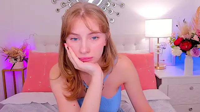 EricaLow - show boobs