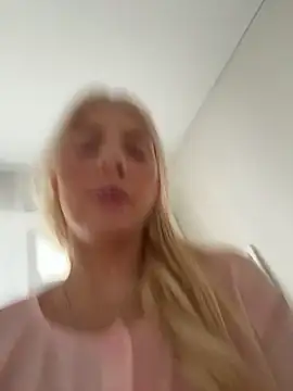 NewLale - Show pussy