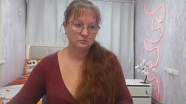 VanessaHotts - I'll put on sexy stockings for you.