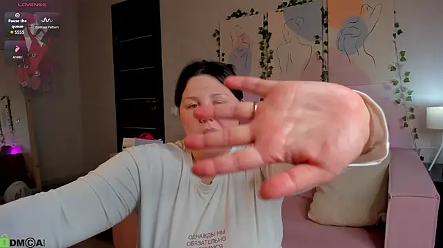 Ruth_Oliver - Stretching your ass to the camera💃