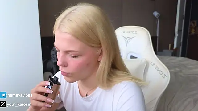 Maya_NextDoor - fuck my pussy with 2 fingers deep