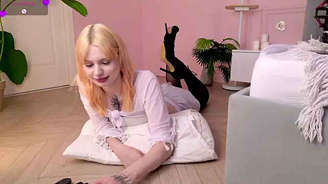 Cindy_Page - sucking finger