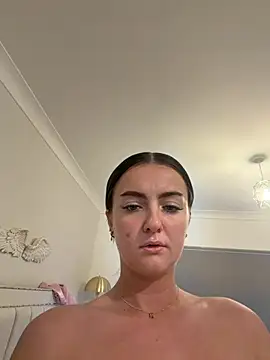 LolaSkyee - Bounce boobs😘