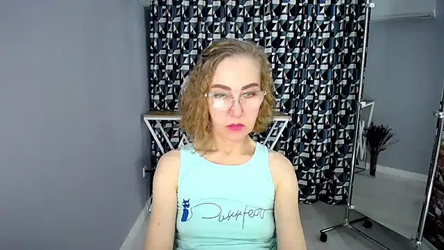 Queen_a_n_i - show bare feet