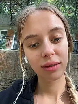 Enjoy_my_beauty - add saliva to my clit