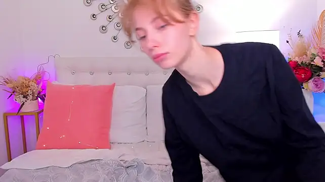 EricaLow - show boobs