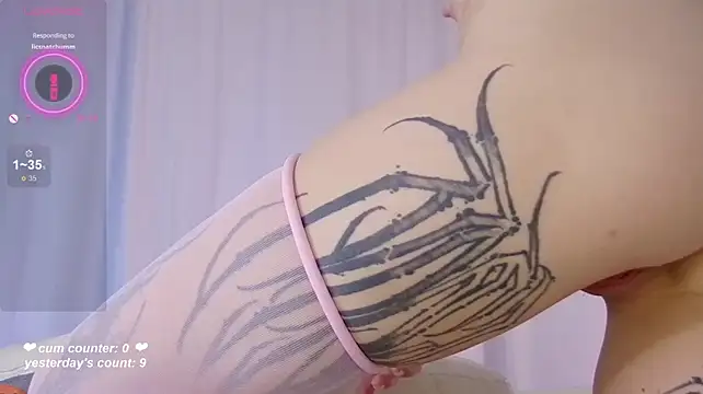 Laurainlove - lick my tits