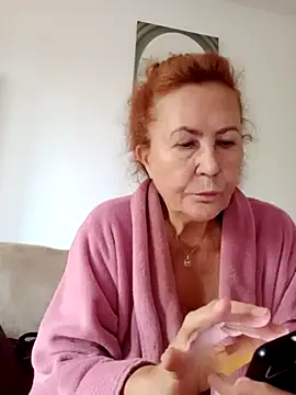 Hottie-Mom - Watch how Im playing with my...