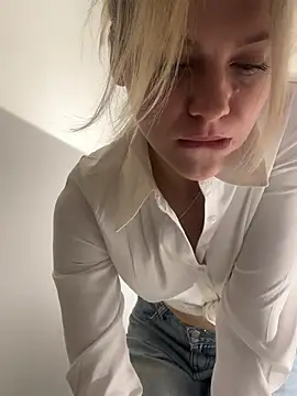 ValenciaShock - SQUEEZE MY NAKED BOOBS