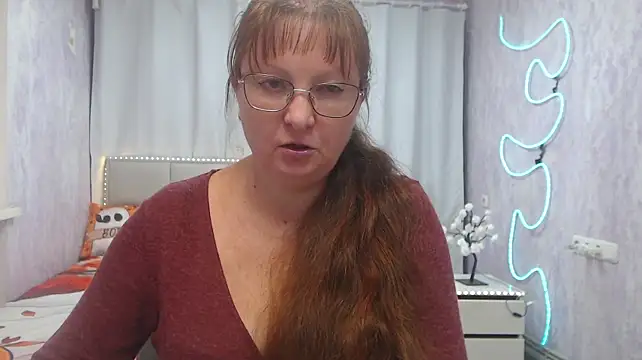 VanessaHotts - I'll put on sexy stockings for you.