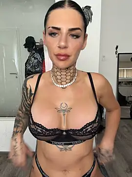LexiCoco - Flash boobs + oil 🍒💦