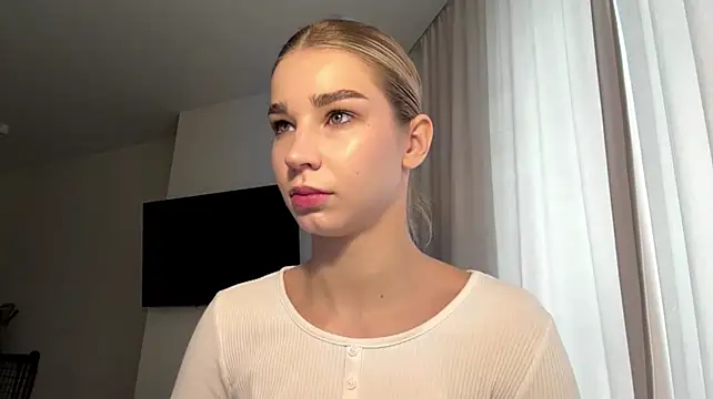 PickmeGirl - Blow a kiss close to cam😘