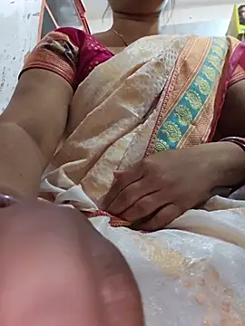 Indianhotwife639 - Two fingers in pussy