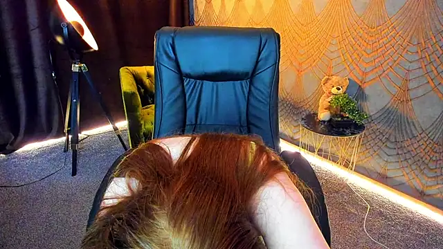 KattyRose8 - lick one's heels