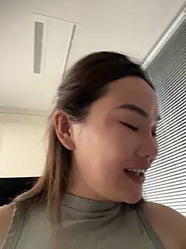 Yioyio-666 - 仿真精液摸胸诱惑2分钟