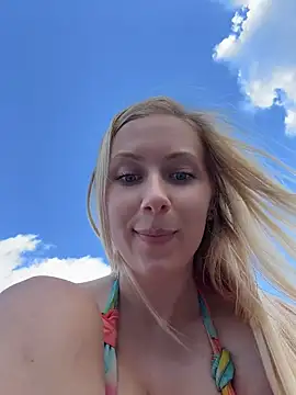 TrueSexyCrime - Naughty pussy play on the beach