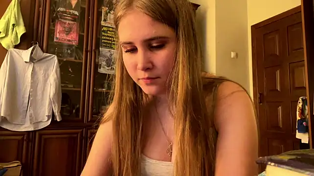 MileyRRoys - Tease with my top👁️👁️
