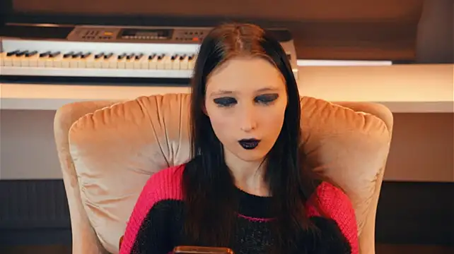 DalilaSylvia - Eye contact close-up