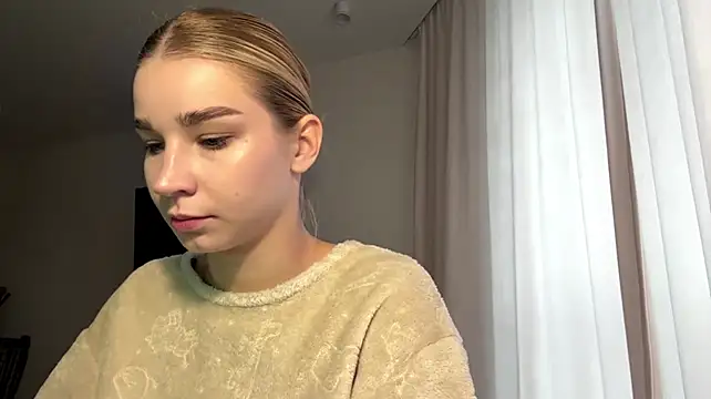 PickmeGirl - Blow a kiss close to cam😘