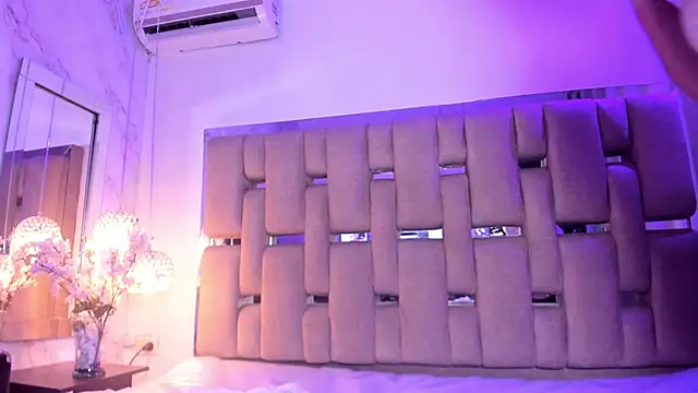 SaraBoch - SHOW BOOBS + PLAY BOOBS