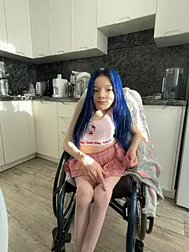MiniSophiaa - Show ass/doggy 5min