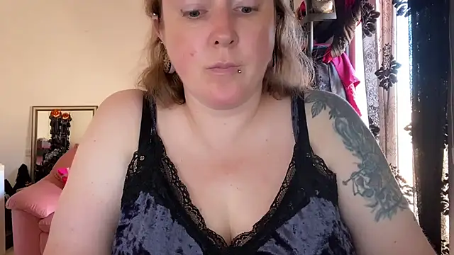 Kisicaxx - fuck my pussyy with HUGE dildo
