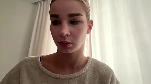 PickmeGirl - Blow a kiss close to cam😘