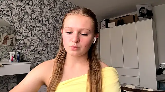 LisFris - Stand up and show sexy ass and feet