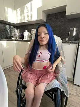 MiniSophiaa - Show ass/doggy 5min