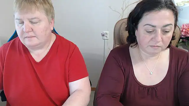 Lindy-Jeanie - hot kiss and lick boobs brunette